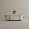 Cuna Badewanne von Agape, Design Patricia Urquiola, freistehend in Weiß mit schwarzer Edelstahl-Struktur und passender Armatur