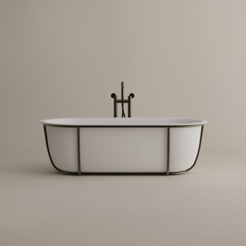 Cuna Badewanne von Agape, Design Patricia Urquiola, freistehend in Weiß mit schwarzer Edelstahl-Struktur und passender Armatur