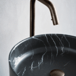 Bjhon 1 Waschbecken von Agape, Design Angelo Mangiarotti. Schwarzes Waschbecken mit weißer Marmorierung und Metall-Armatur. Verfügbar in massivem Block Marmor oder hochwertigem Cristalplant®.