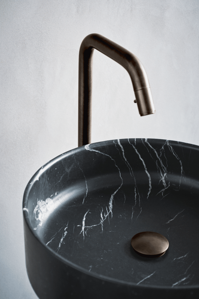 Bjhon 1 Waschbecken von Agape, Design Angelo Mangiarotti. Schwarzes Waschbecken mit weißer Marmorierung und Metall-Armatur. Verfügbar in massivem Block Marmor oder hochwertigem Cristalplant®.