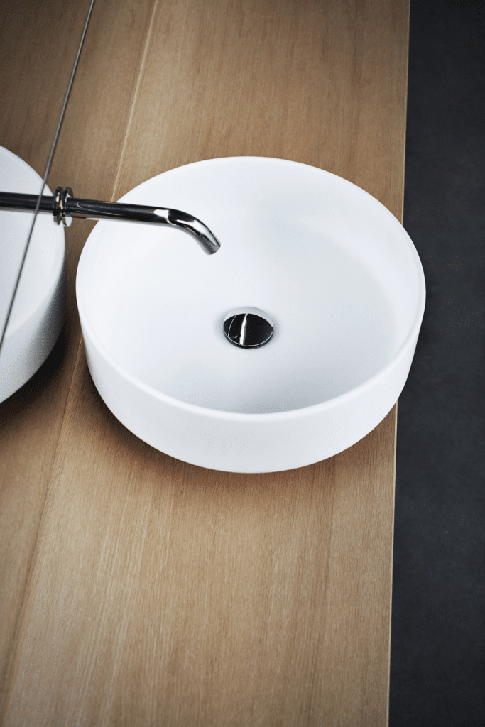 Bjhon 1 Waschbecken von Agape, Design Angelo Mangiarotti. Rundes Aufsatzwaschbecken mit Chromarmatur. Verfügbar in massivem Block Marmor oder hochwertigem Cristalplant®.