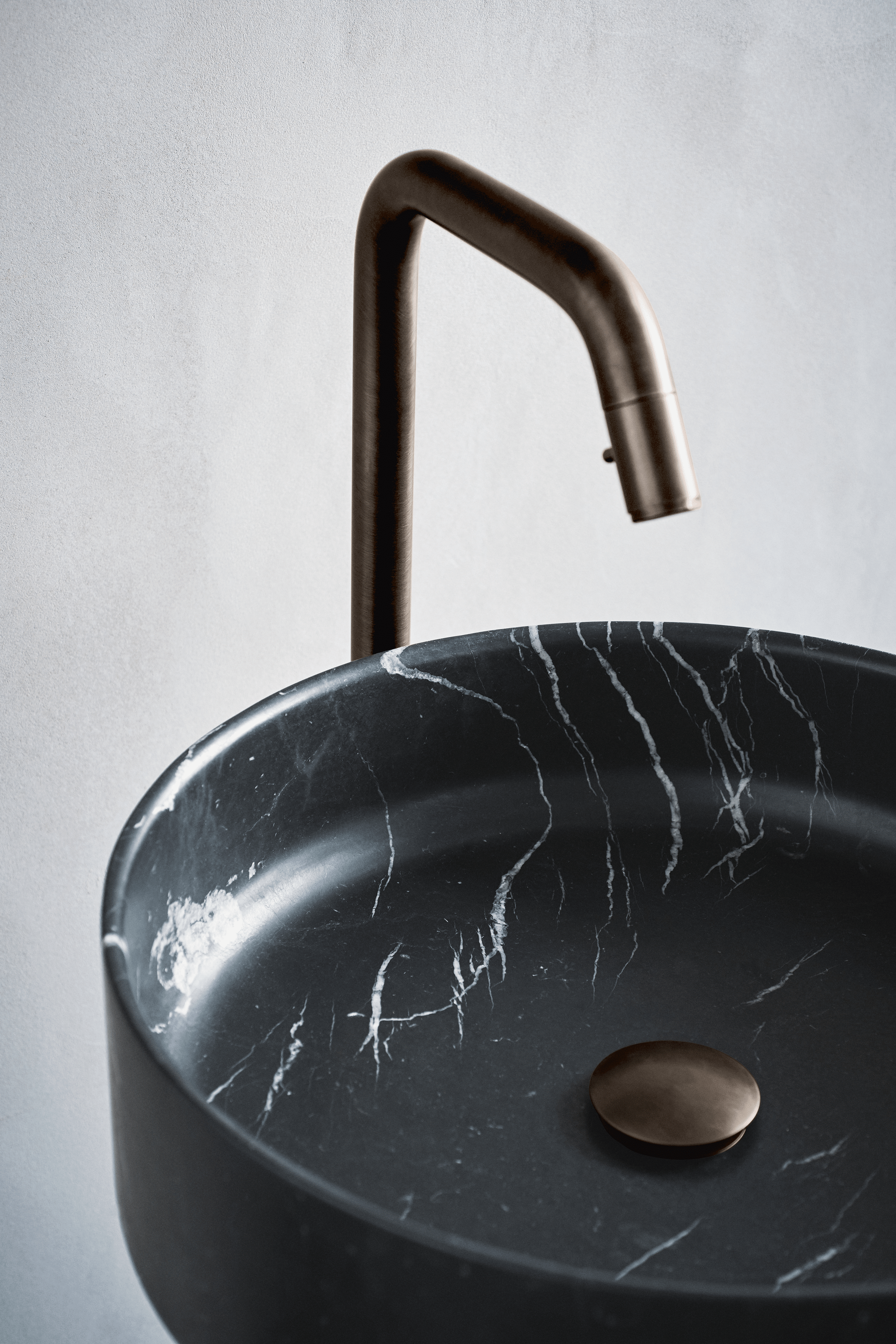 Bjhon 1 Waschbecken von Agape, Design Angelo Mangiarotti. Schwarzes Waschbecken mit weißer Marmorierung und Metall-Armatur. Verfügbar in massivem Block Marmor oder hochwertigem Cristalplant®.