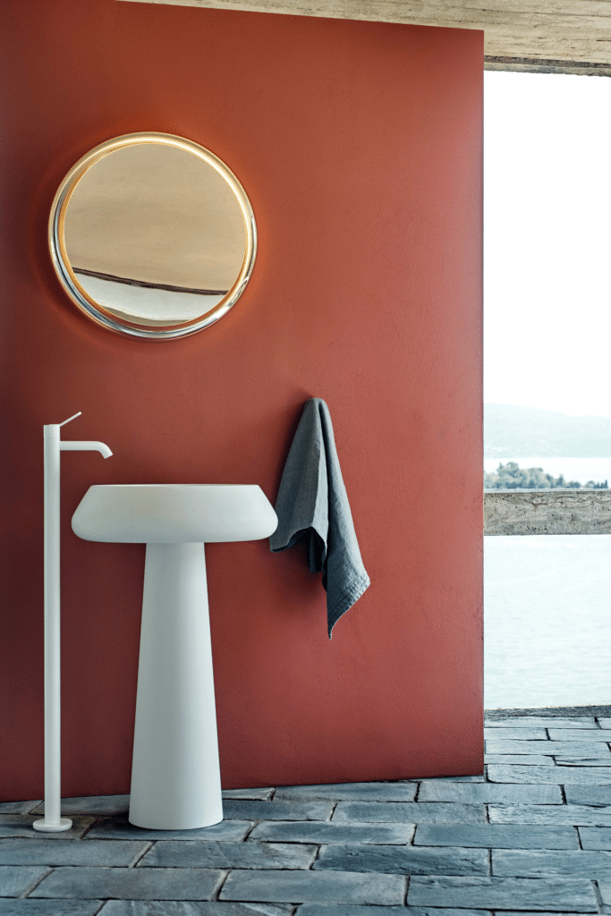 Bjhon 2 Waschbecken von Agape, Design Angelo Mangiarotti. Weißes Standwaschbecken mit weißer Standarmatur. Verfügbar in massivem Marmorblock, hochwertigem Cristalplant® oder Cemento.