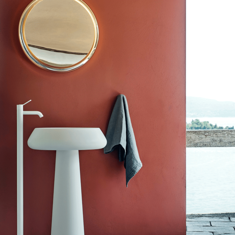 Bjhon 2 Waschbecken von Agape, Design Angelo Mangiarotti. Weißes Standwaschbecken mit weißer Standarmatur. Verfügbar in massivem Marmorblock, hochwertigem Cristalplant® oder Cemento.