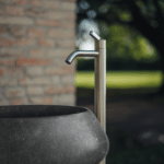 Bjhon 2 Waschbecken von Agape, Design Angelo Mangiarotti. Dunkelgraues Outdoor-Waschbecken mit Standarmatur. Verfügbar in massivem Marmorblock, hochwertigem Cristalplant® oder Cemento.