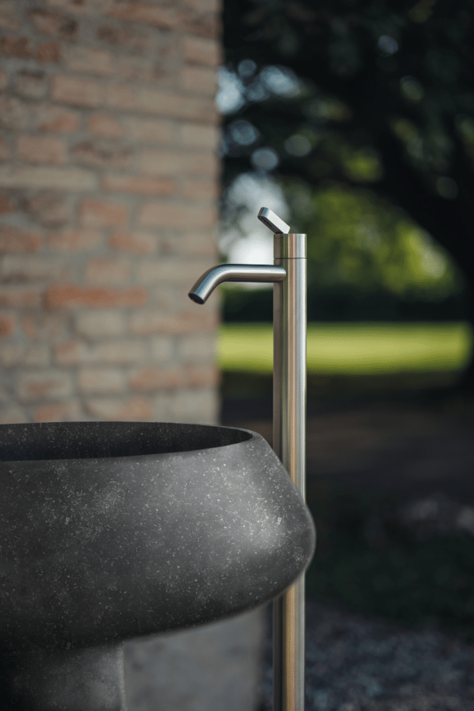 Bjhon 2 Waschbecken von Agape, Design Angelo Mangiarotti. Dunkelgraues Outdoor-Waschbecken mit Standarmatur. Verfügbar in massivem Marmorblock, hochwertigem Cristalplant® oder Cemento.