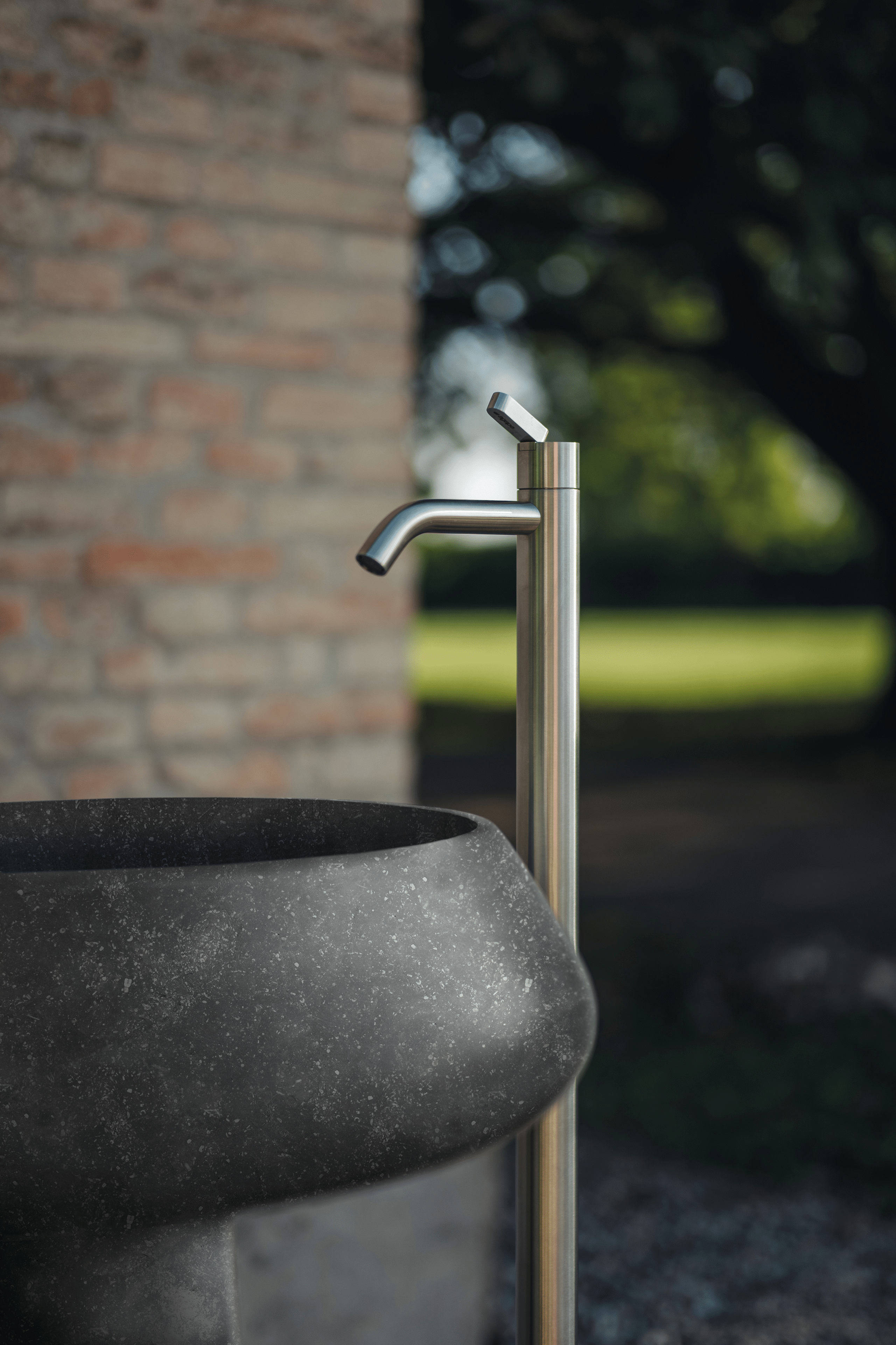 Bjhon 2 Waschbecken von Agape, Design Angelo Mangiarotti. Dunkelgraues Outdoor-Waschbecken mit Standarmatur. Verfügbar in massivem Marmorblock, hochwertigem Cristalplant® oder Cemento.
