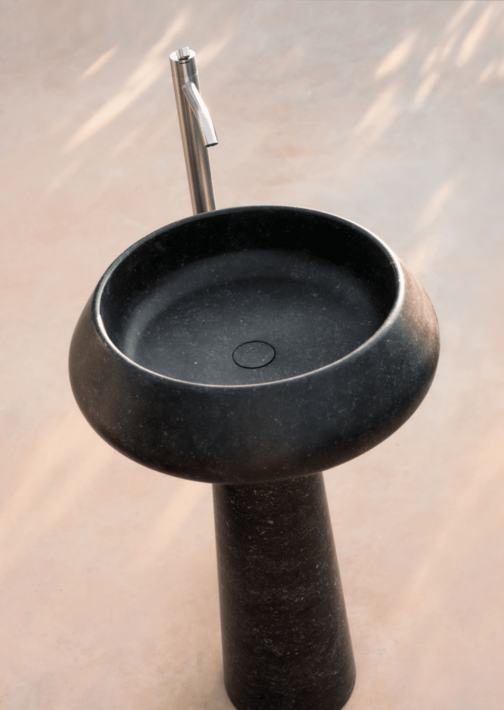Bjhon 2 Waschbecken von Agape, Design Angelo Mangiarotti. Skulpturales Standwaschbecken in Schwarz. Verfügbar in massivem Marmorblock, hochwertigem Cristalplant® oder Cemento.