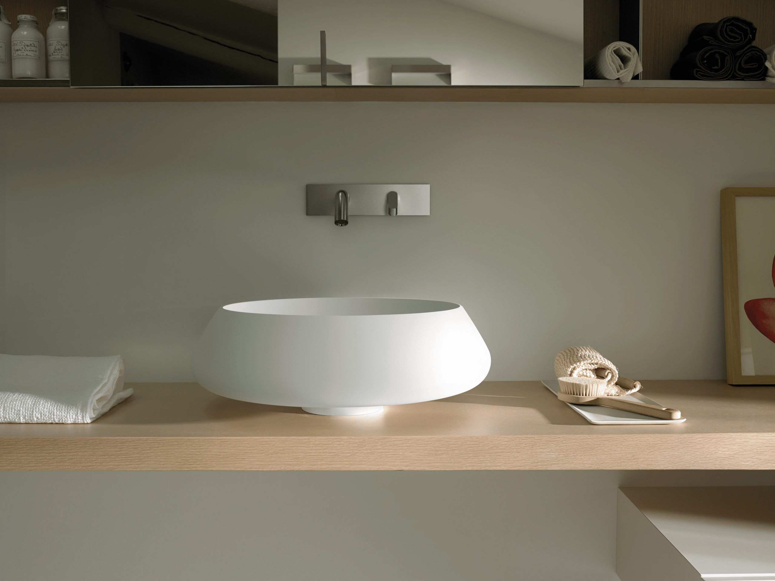 Bjhon 2 Waschbecken von Agape, Design Angelo Mangiarotti. Weißes Aufsatzwaschbecken auf Holzplatte mit Wandarmatur. Verfügbar in massivem Marmorblock, hochwertigem Cristalplant® oder Cemento.