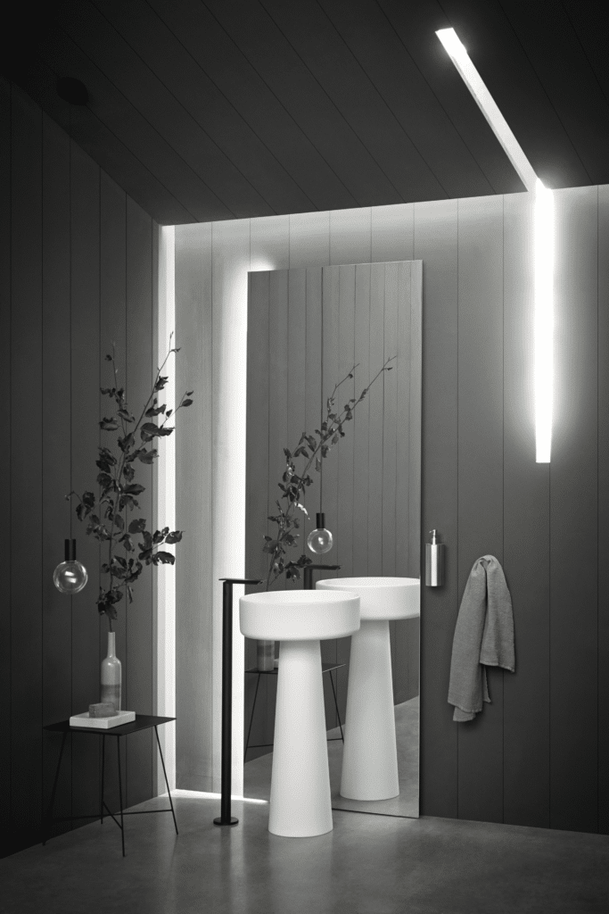 Bjhon 1 Waschbecken von Agape, Design Angelo Mangiarotti. Weißes Standwaschbecken im Bad. Verfügbar in massivem Block Marmor oder hochwertigem Cristalplant®.