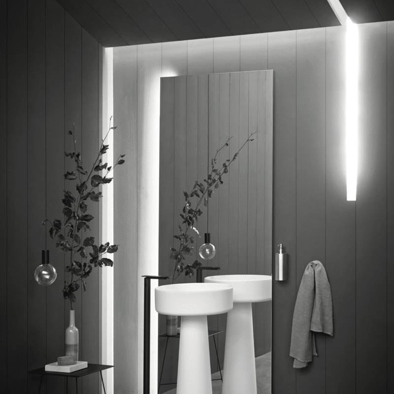 Bjhon 1 Waschbecken von Agape, Design Angelo Mangiarotti. Weißes Standwaschbecken im Bad. Verfügbar in massivem Block Marmor oder hochwertigem Cristalplant®.