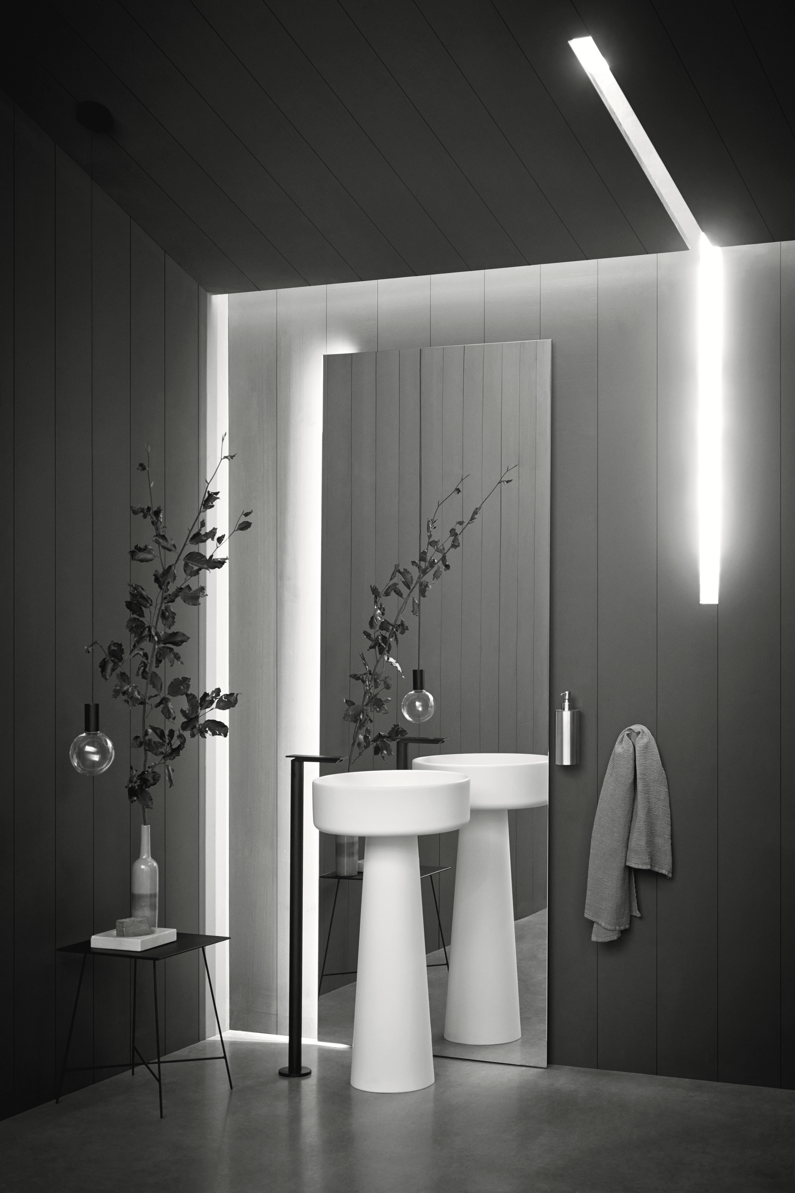 Bjhon 1 Waschbecken von Agape, Design Angelo Mangiarotti. Weißes Standwaschbecken im Bad. Verfügbar in massivem Block Marmor oder hochwertigem Cristalplant®.