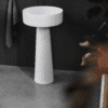 Bjhon 1 Waschbecken von Agape, Design Angelo Mangiarotti. Skulpturales Standwaschbecken in Weiß mit zylindrischem Fuß. Verfügbar in massivem Block Marmor oder hochwertigem Cristalplant®.