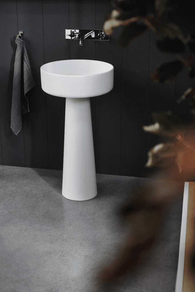 Bjhon 1 Waschbecken von Agape, Design Angelo Mangiarotti. Skulpturales Standwaschbecken in Weiß mit zylindrischem Fuß. Verfügbar in massivem Block Marmor oder hochwertigem Cristalplant®.