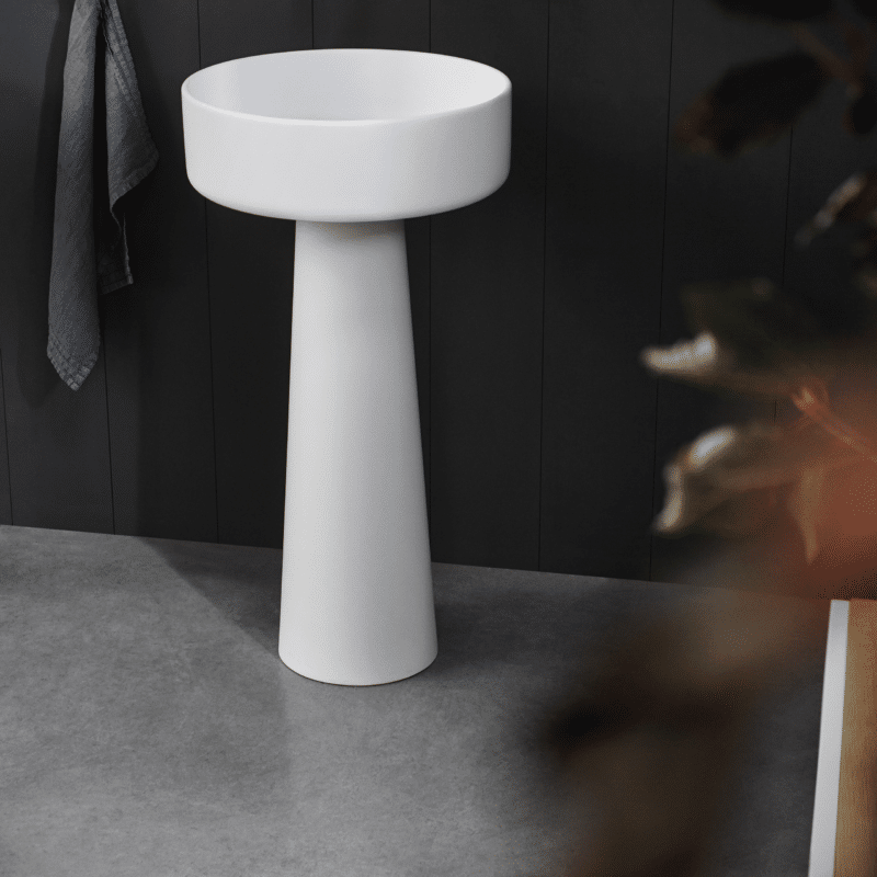 Bjhon 1 Waschbecken von Agape, Design Angelo Mangiarotti. Skulpturales Standwaschbecken in Weiß mit zylindrischem Fuß. Verfügbar in massivem Block Marmor oder hochwertigem Cristalplant®.