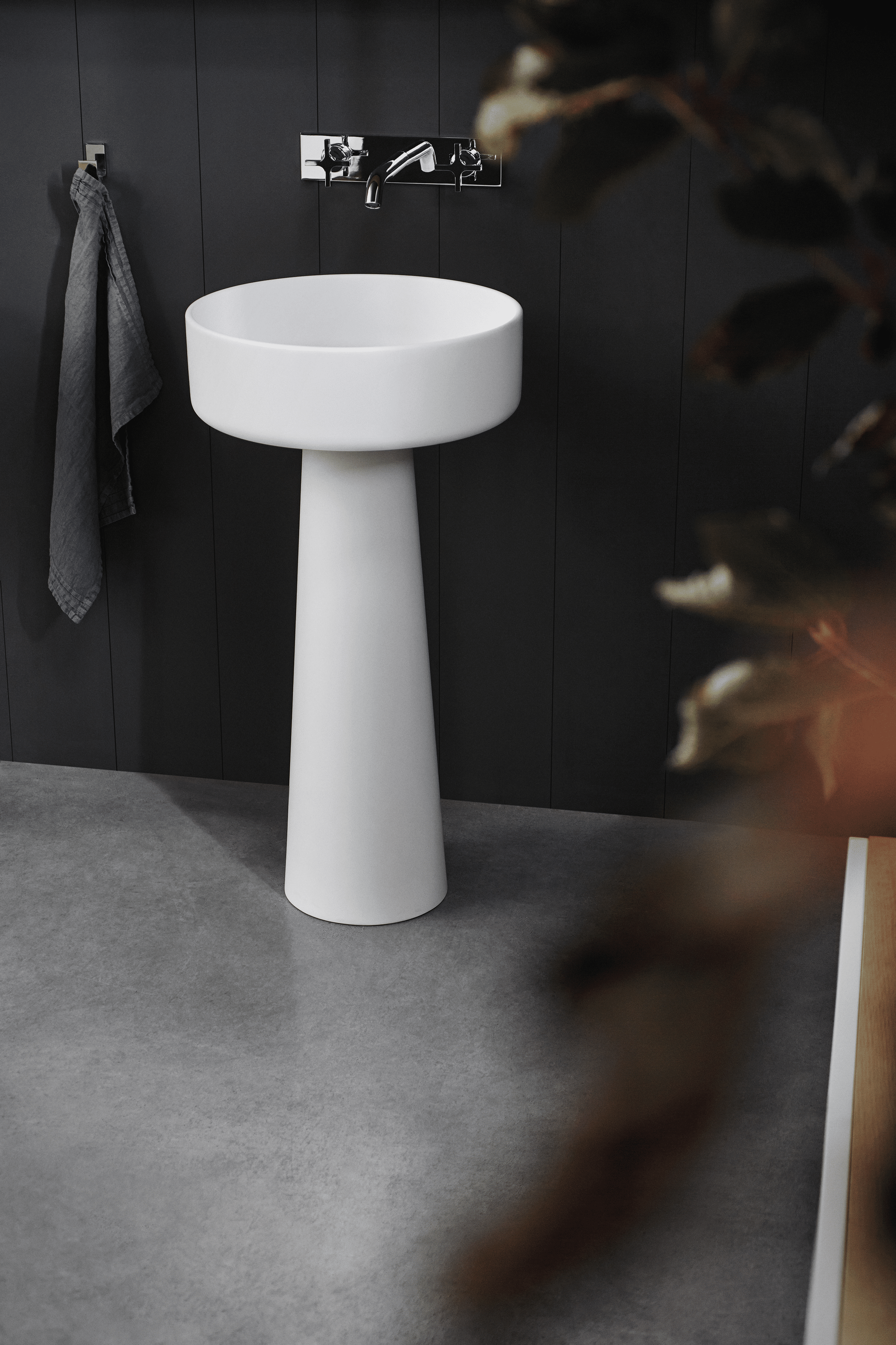 Bjhon 1 Waschbecken von Agape, Design Angelo Mangiarotti. Skulpturales Standwaschbecken in Weiß mit zylindrischem Fuß. Verfügbar in massivem Block Marmor oder hochwertigem Cristalplant®.