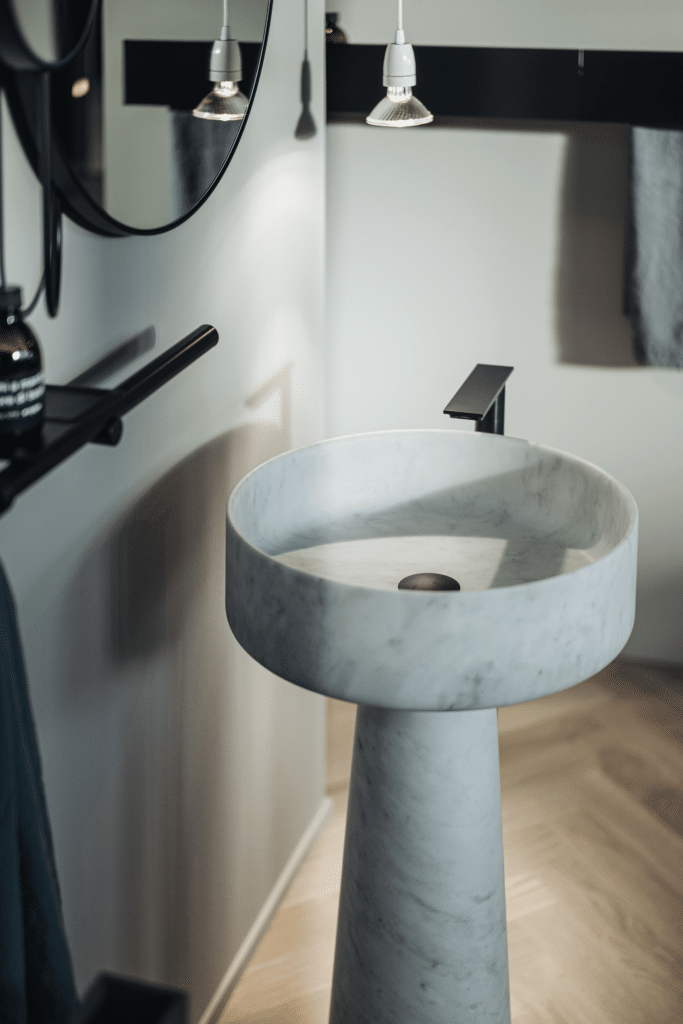 Bjhon 1 Waschbecken von Agape, Design Angelo Mangiarotti. Standwaschbecken aus hellem Marmor. Verfügbar in massivem Block Marmor oder hochwertigem Cristalplant®.