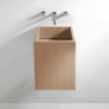 Agape Cube Waschbecken von Benedini Associati mit verchromter Wandarmatur, in hellem Holz an weißer Wand.