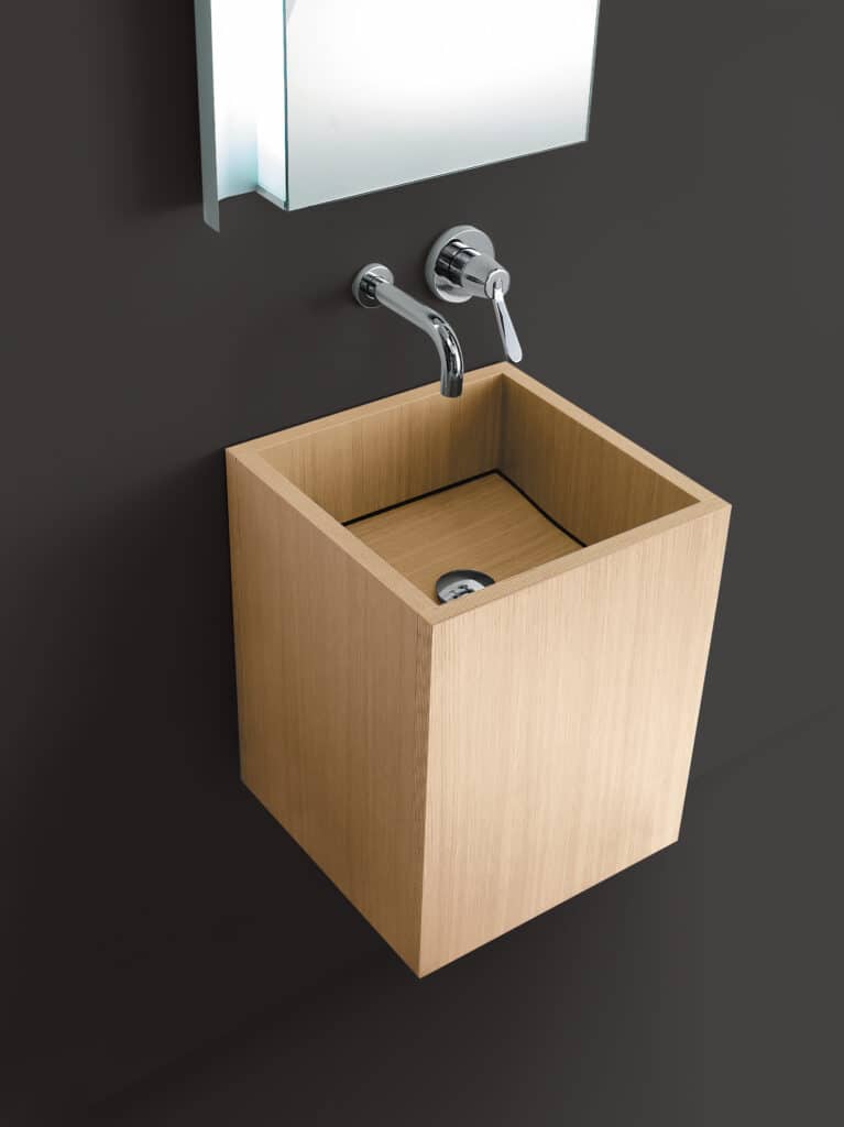 Agape Cube Waschbecken von Benedini Associati aus nächster Nähe mit Armatur, modernes quadratisches Design.