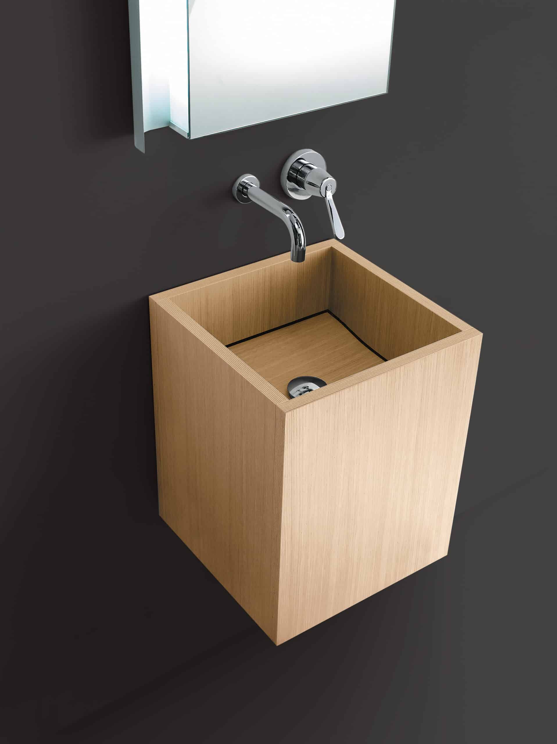 Agape Cube Waschbecken von Benedini Associati aus nächster Nähe mit Armatur, modernes quadratisches Design.
