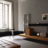 Agape Cube Waschbecken von Benedini Associati als Teil eines luxuriösen Raum-Konzepts mit Fenster und Holzablage. Dieses Waschbecken ist verfügbar in wasserfestem Birkenschichtholz