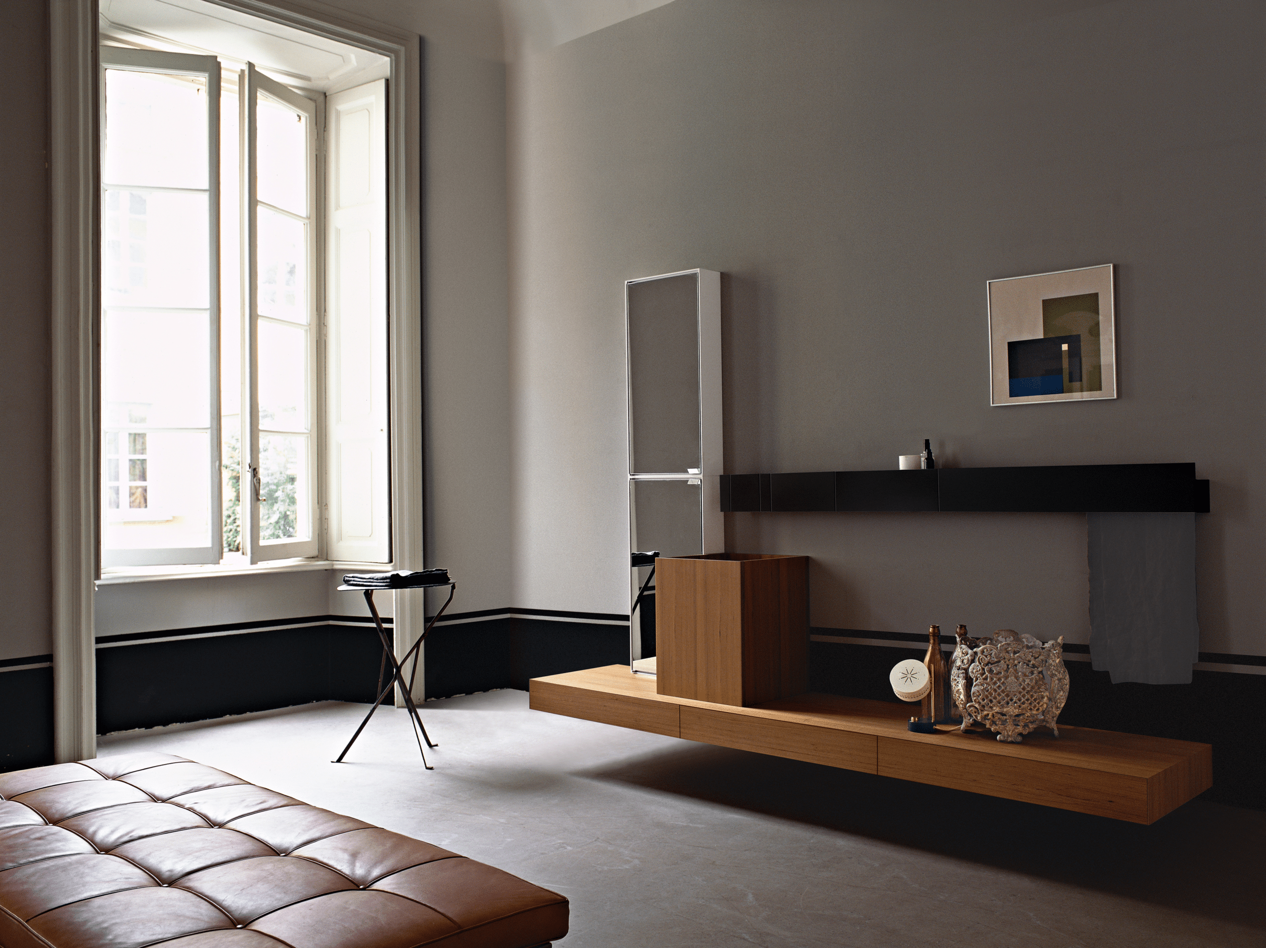 Agape Cube Waschbecken von Benedini Associati als Teil eines luxuriösen Raum-Konzepts mit Fenster und Holzablage. Dieses Waschbecken ist verfügbar in wasserfestem Birkenschichtholz