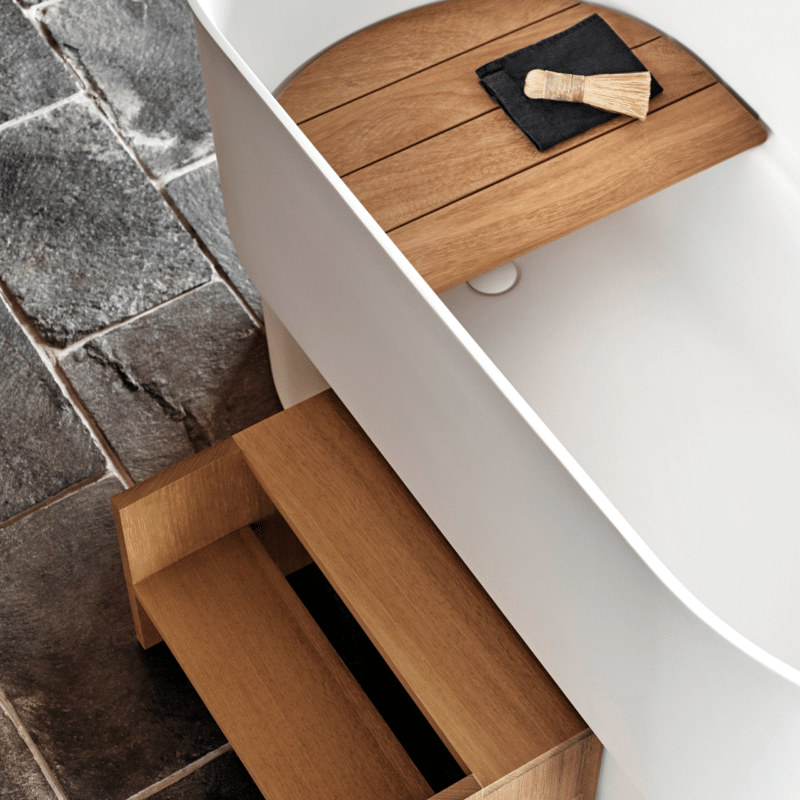 Immersion Badewanne von Agape, Design Neri&Hu, Detail mit Holz Inlay und Holz-Trittstufe auf Steinboden
