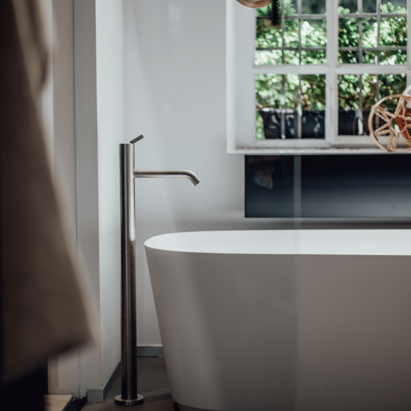 Neb Badewanne von Agape, Design Neri&Hu, freistehende Badewanne in Weiß mit Bodenarmatur