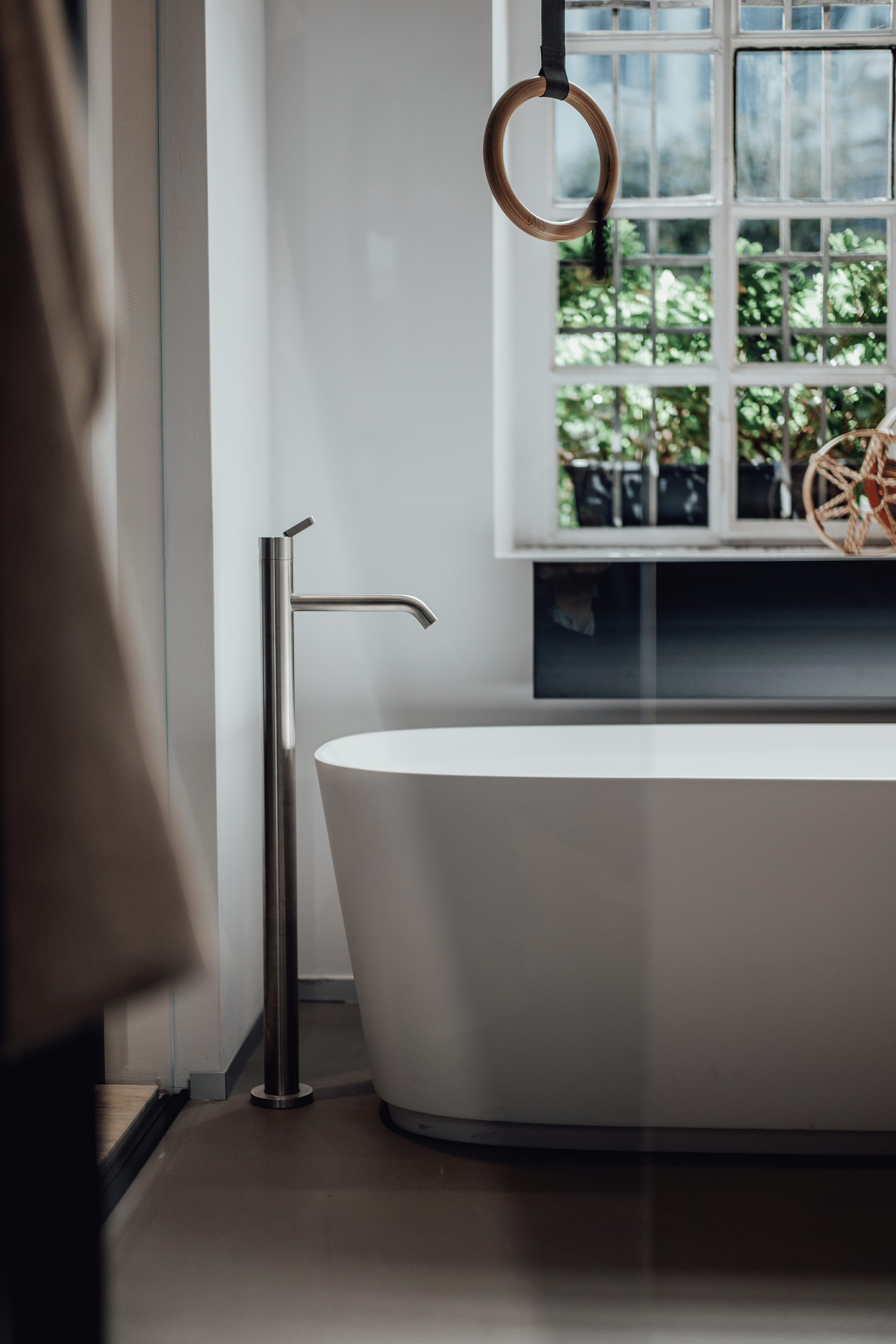 Neb Badewanne von Agape, Design Neri&Hu, freistehende Badewanne in Weiß mit Bodenarmatur