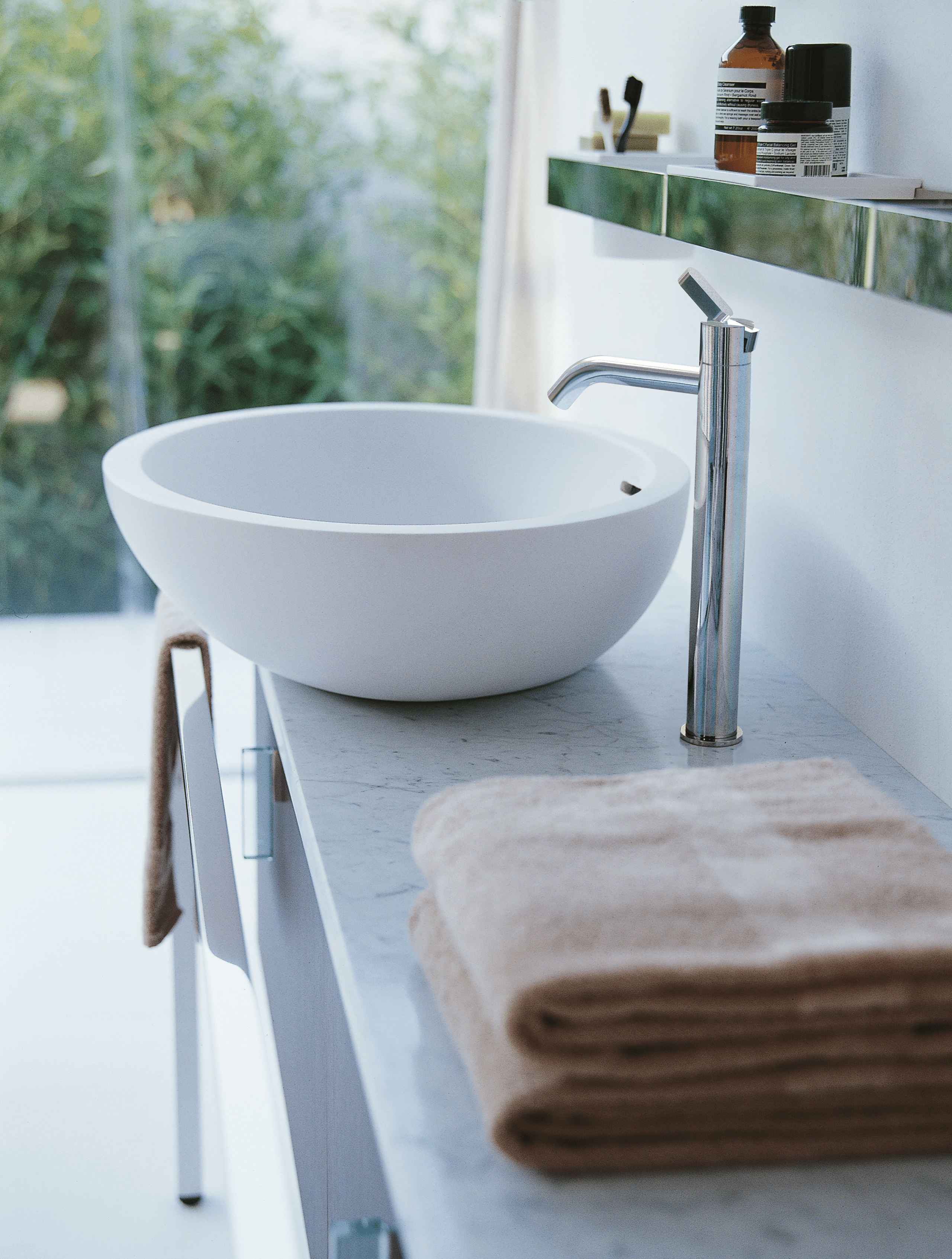 Agape Spoon XL Aufsatzwaschbecken, Detailansicht mit eleganter Chrom-Armatur auf einer Marmorplatte, definierend Luxus und Stil neu. Dieses Aufsatzwaschbecken ist verfügbar in weißem Cristalplant® biobased.