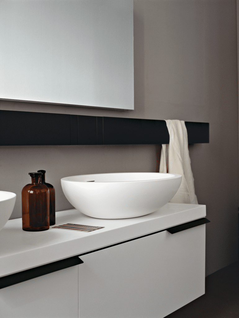 Agape Spoon XL Aufsatzwaschbecken, zeitlose Eleganz, auf einem modernen Unterschrank.
