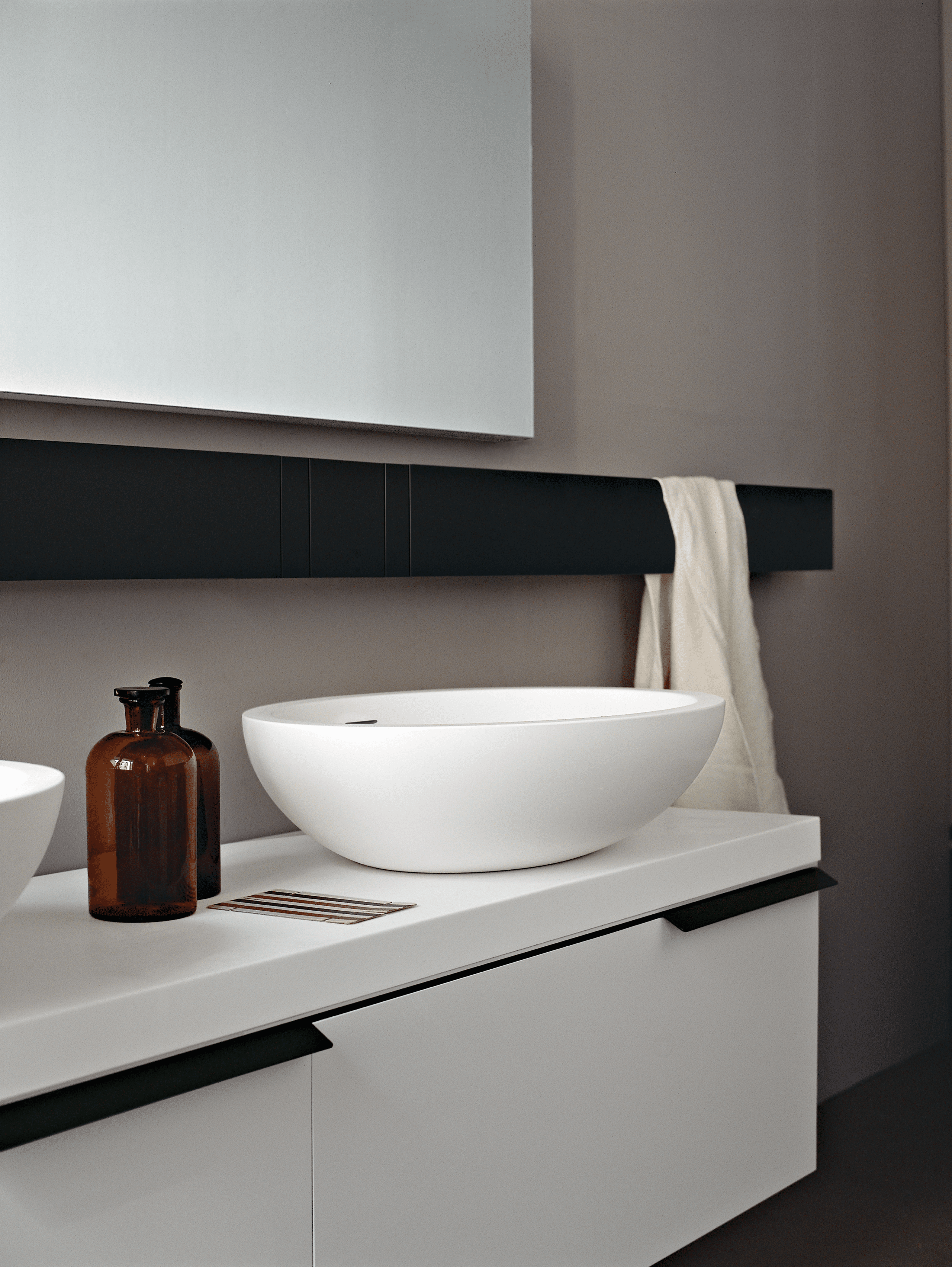 Agape Spoon XL Aufsatzwaschbecken, zeitlose Eleganz, auf einem modernen Unterschrank.