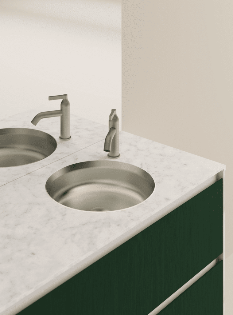 Undici Inox brüniertes Waschbecken von Agape, Design Benedini Associati, auf grünem Unterschrank mit beleuchtetem Spiegel