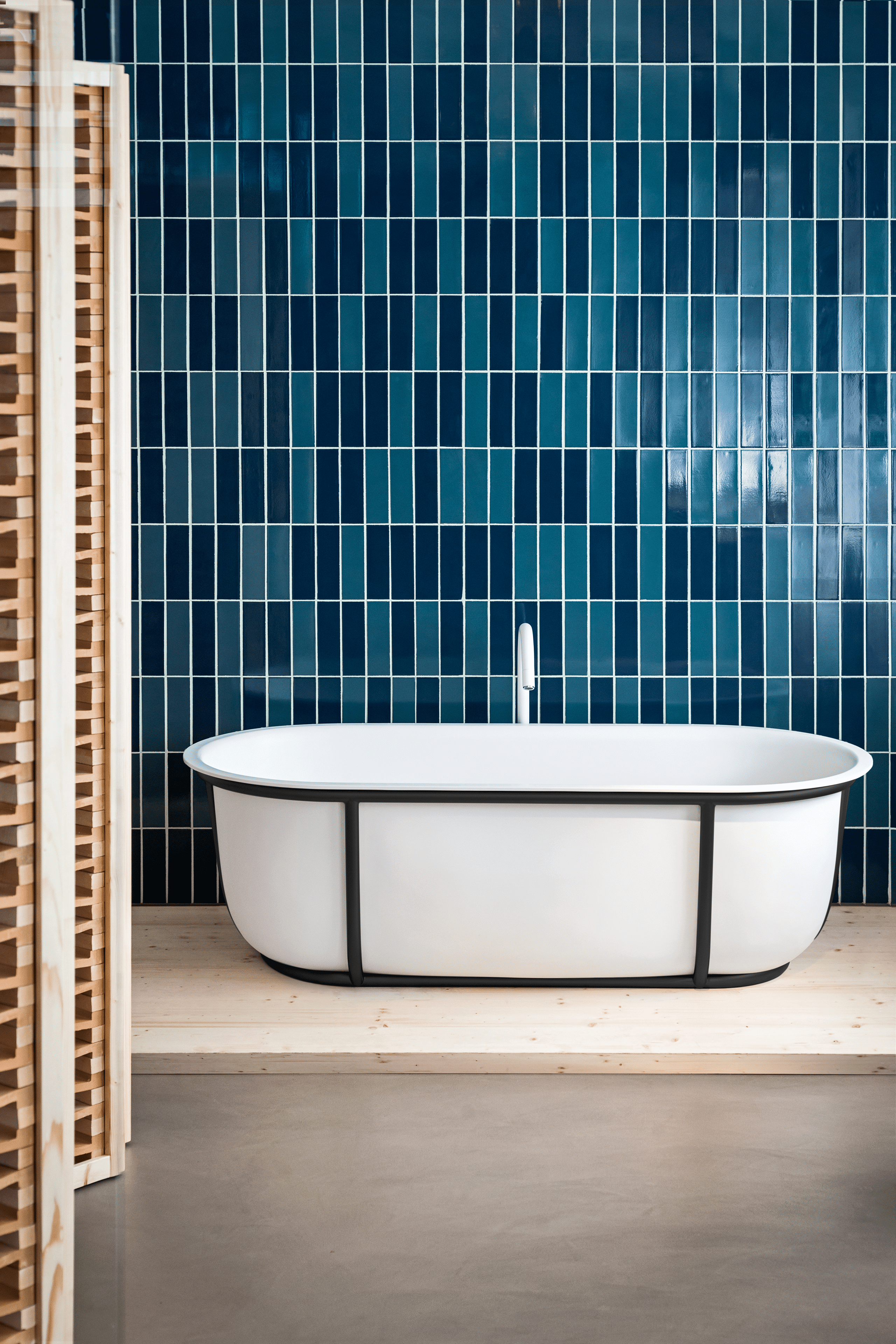 Cuna Badewanne von Agape, Design Patricia Urquiola, in Weiß mit schwarzer Struktur vor einer gefliesten Wand
