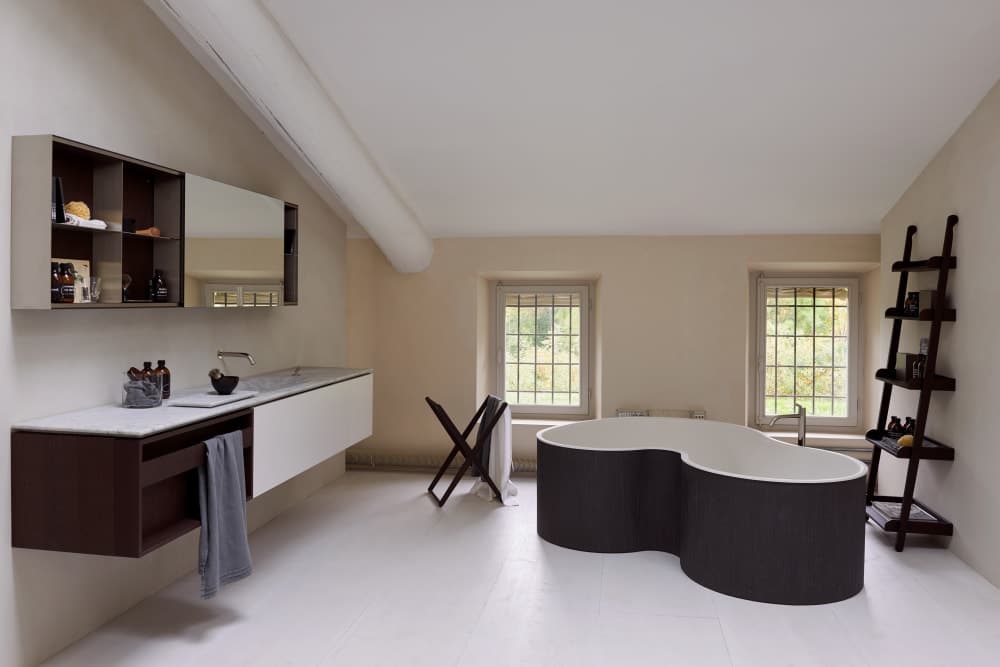 DR Badewanne von Agape, Design Studio MK27, freistehend in geschwungener Form mit dunkler Außenverkleidung
