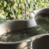 DR Badewanne von Agape, Design Studio MK27, Outdoor-Variante aus dunklem Cemento® Material mit Armatur