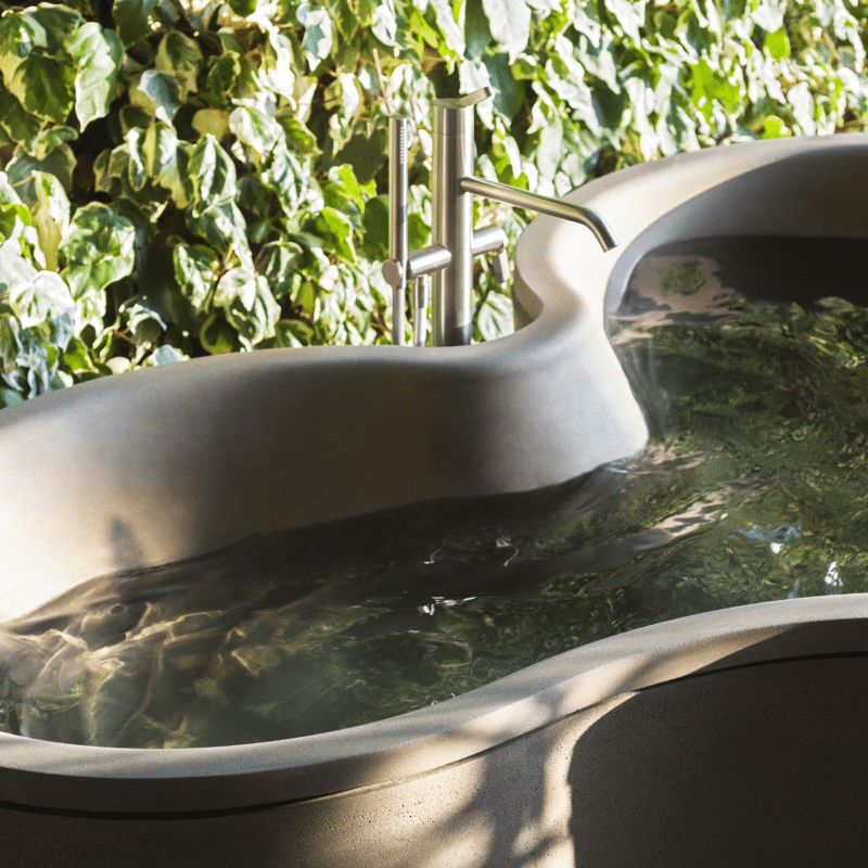 DR Badewanne von Agape, Design Studio MK27, Outdoor-Variante aus dunklem Cemento® Material mit Armatur