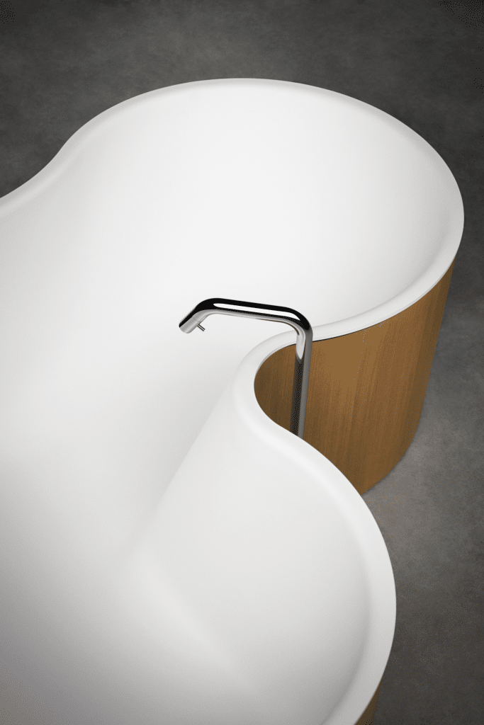 DR Badewanne von Agape, Design Studio MK27, Detailaufnahme mit Innenfläche in Weiß und Außenverkleidung aus hellem Pappel-Schichtholz