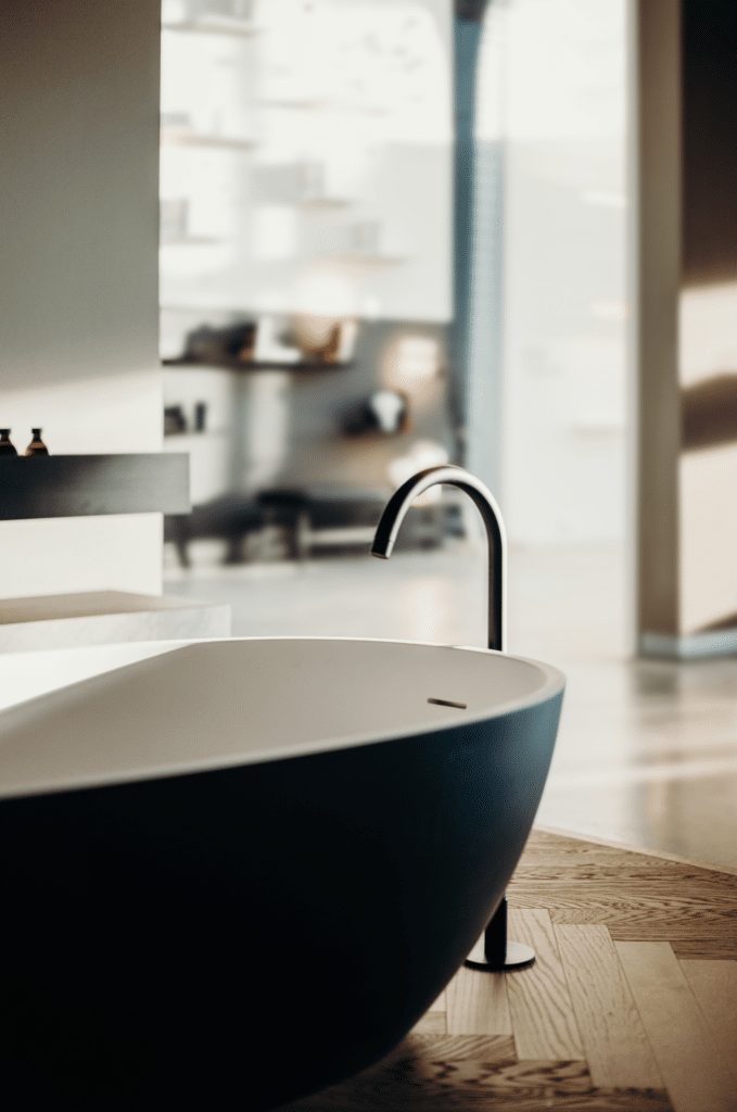 Spoon M Badewanne von Agape, Design Benedini Associati, Detail mit chromfarbener Armatur