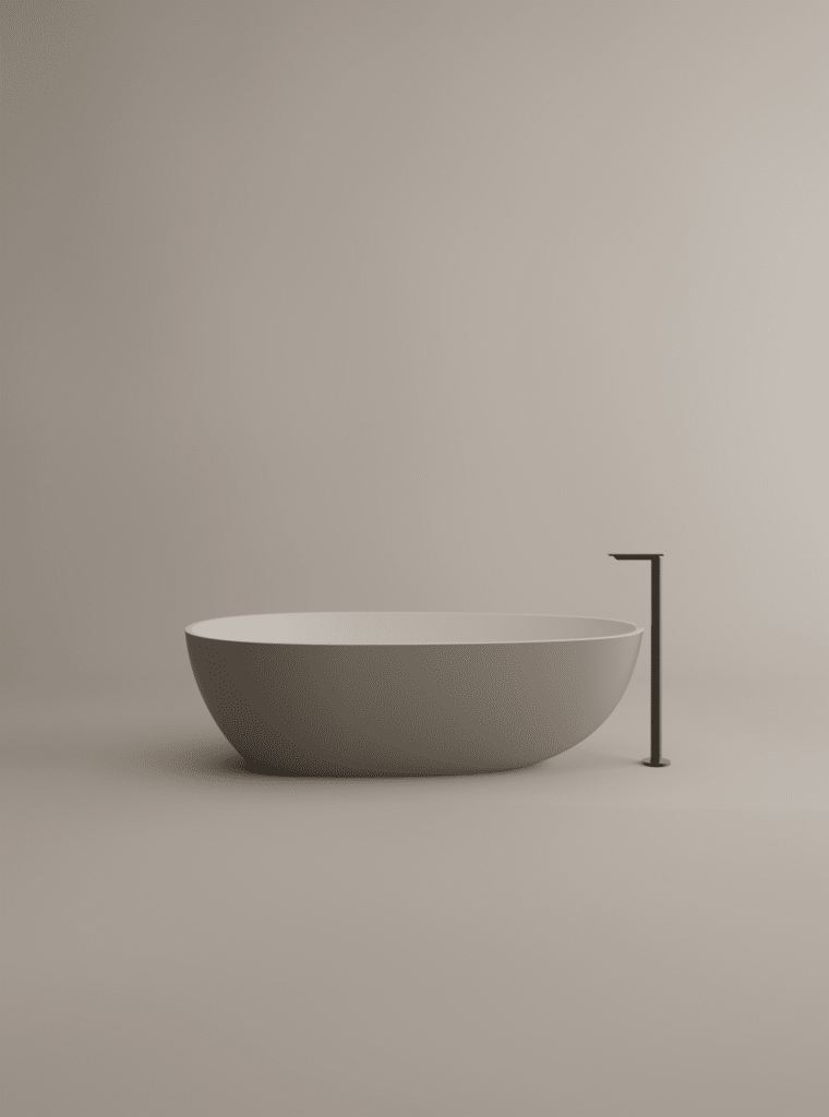 Freistehende Badewanne Spoon M von Agape in reinem Weiß aus Cristalplant biobased Mineralguss, Design Benedini Associati, mit schwarzem Hahn vor einem beigefarbenen Hintergrund.