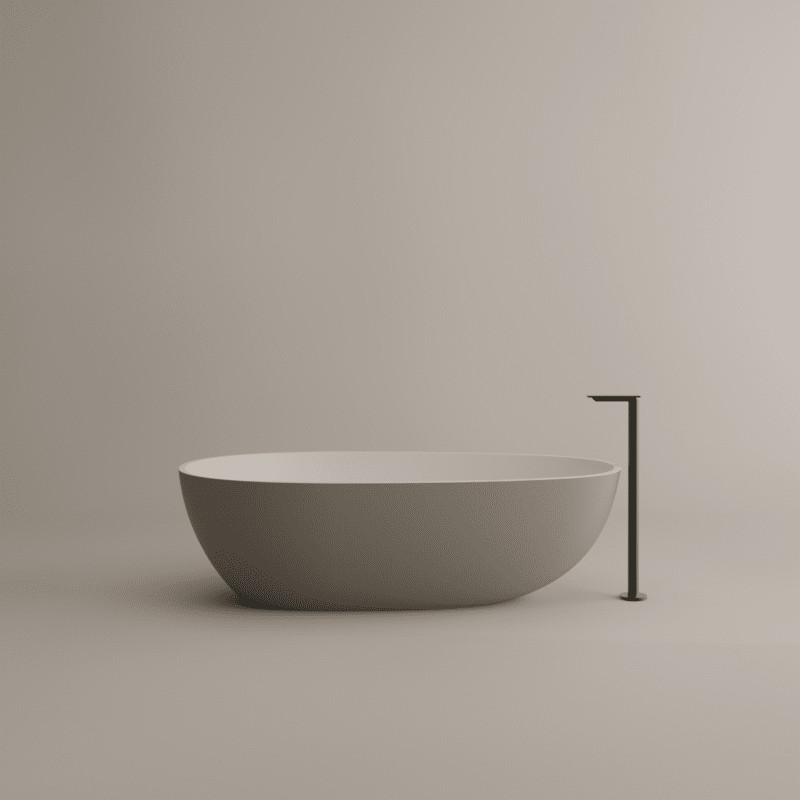 Freistehende Badewanne Spoon M von Agape in reinem Weiß aus Cristalplant biobased Mineralguss, Design Benedini Associati, mit schwarzem Hahn vor einem beigefarbenen Hintergrund.