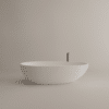 Freistehende Badewanne Spoon M von Agape in reinem Weiß aus Cristalplant biobased Mineralguss, Design Benedini Associati, mit schlankem Rand und schwarzer Armatur.