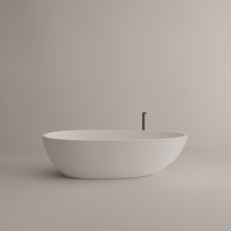 Freistehende Badewanne Spoon M von Agape in reinem Weiß aus Cristalplant biobased Mineralguss, Design Benedini Associati, mit schlankem Rand und schwarzer Armatur.