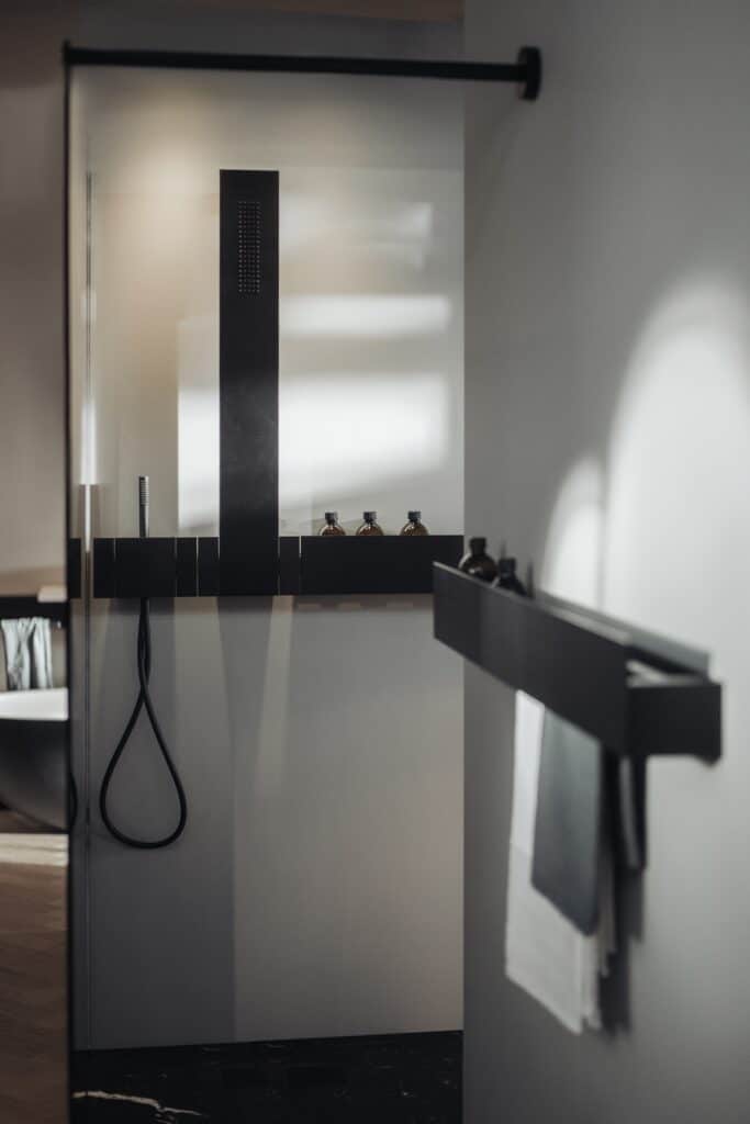 Armatur Sen von Agape, Design Gwenael Nicolas, als Duschsystem, in eloxiertem, gebürstetem schwarzen Aluminium oder Weiß matt erhältlich.