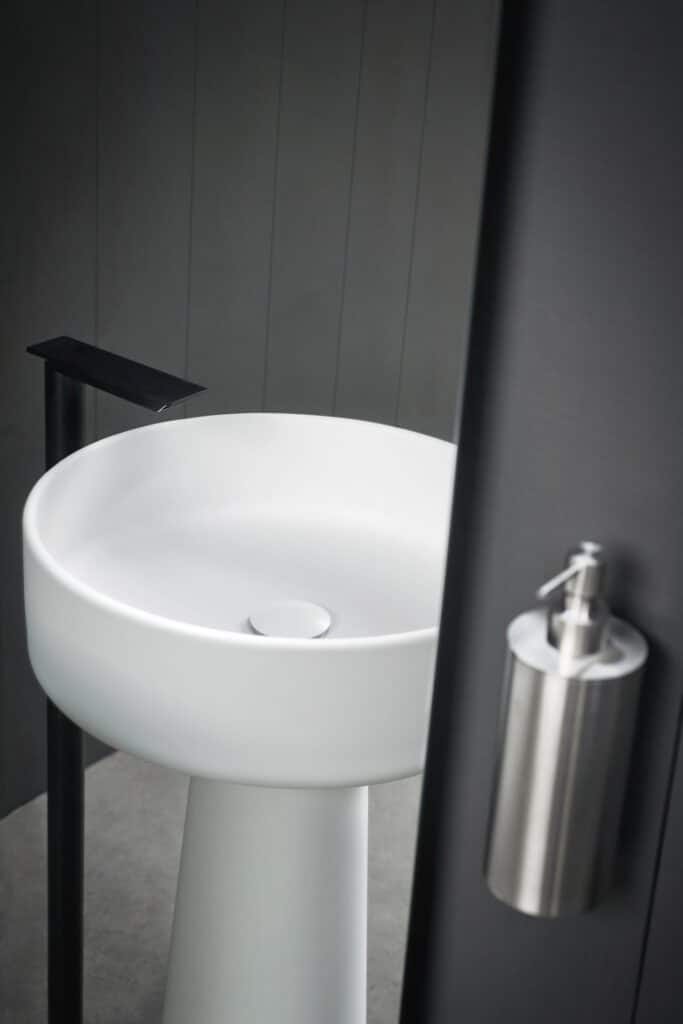 Armatur Sen von Agape, Design Gwenael Nicolas, wandmontiert neben Standwaschbecken, in eloxiertem, gebürstetem schwarzen Aluminium oder Weiß matt erhältlich.