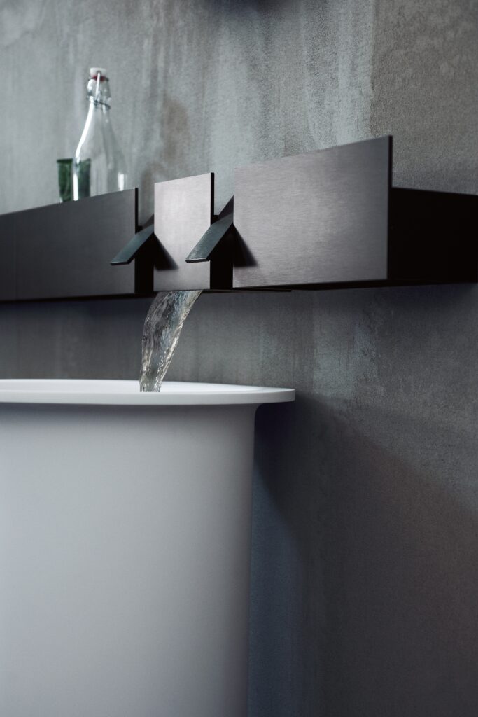 Armatur Sen von Agape, Design Gwenael Nicolas, als Wasserfall-Auslauf für Badewanne, in eloxiertem, gebürstetem schwarzen Aluminium oder Weiß matt erhältlich.