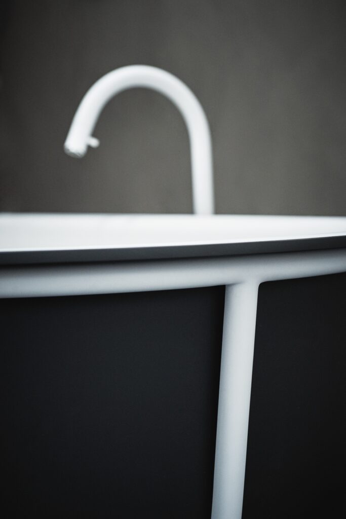 Cuna Badewanne von Agape, Design Patricia Urquiola, Detailansicht in Dunkelgrau mit weißer Edelstahl-Struktur und weißer Armatur