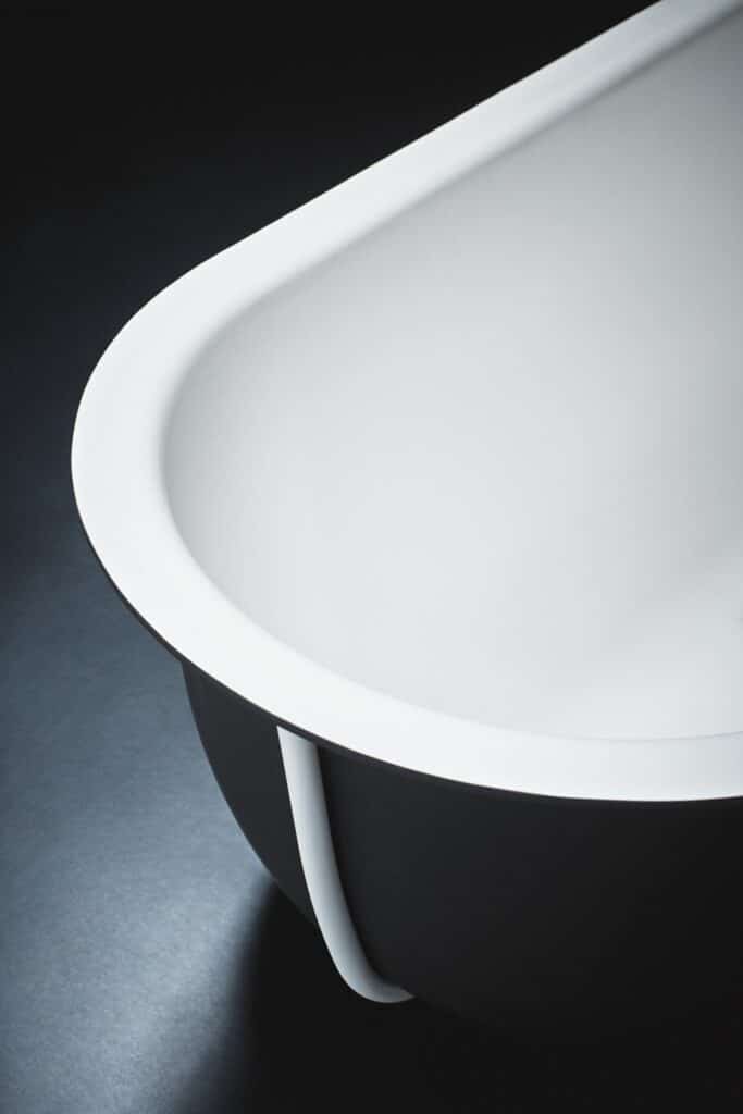 Cuna Badewanne von Agape, Design Patricia Urquiola, Detailaufnahme der runden Kante in Dunkelgrau mit weißem Rand
