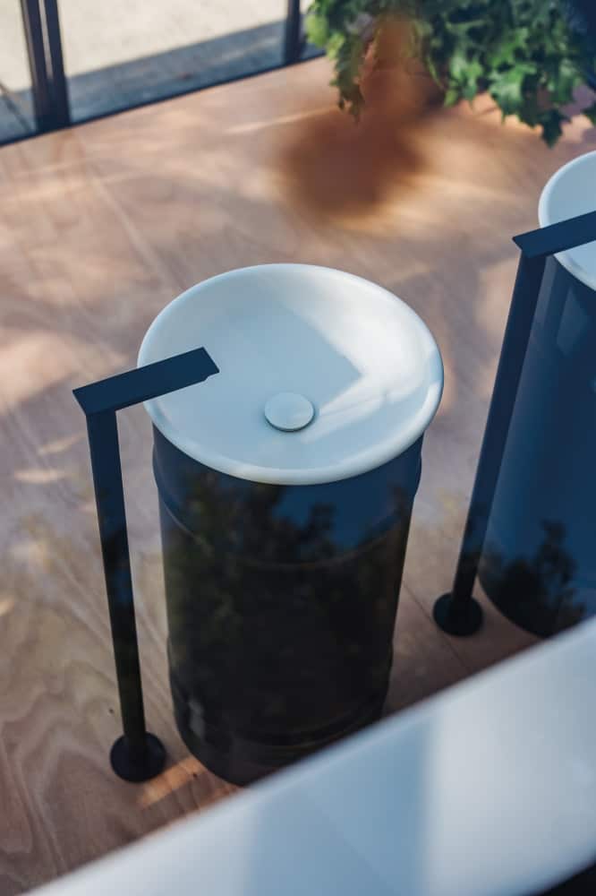 Armatur Sen von Agape, Design Gwenael Nicolas, freistehend, in eloxiertem, gebürstetem schwarzen Aluminium oder Weiß matt erhältlich.