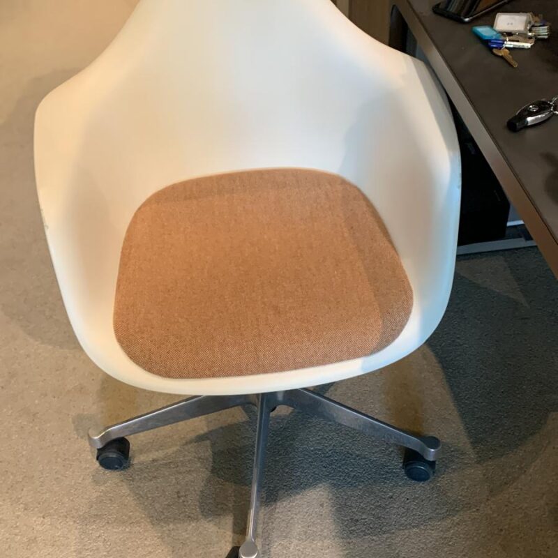 Vitra Eames Plastic Armchair RE PACC – 4er Set | Weiß/Terrakotta auf Rollen